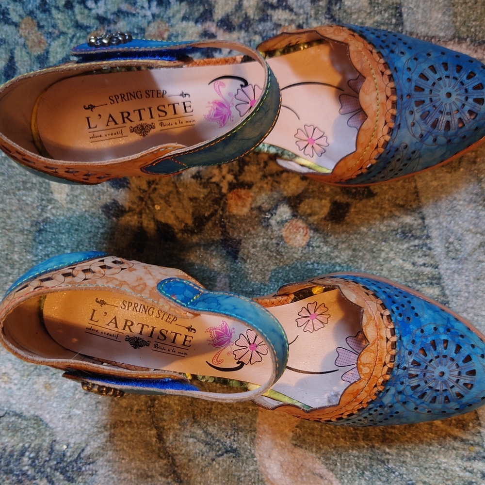 L'artiste blue spring step kitten heel